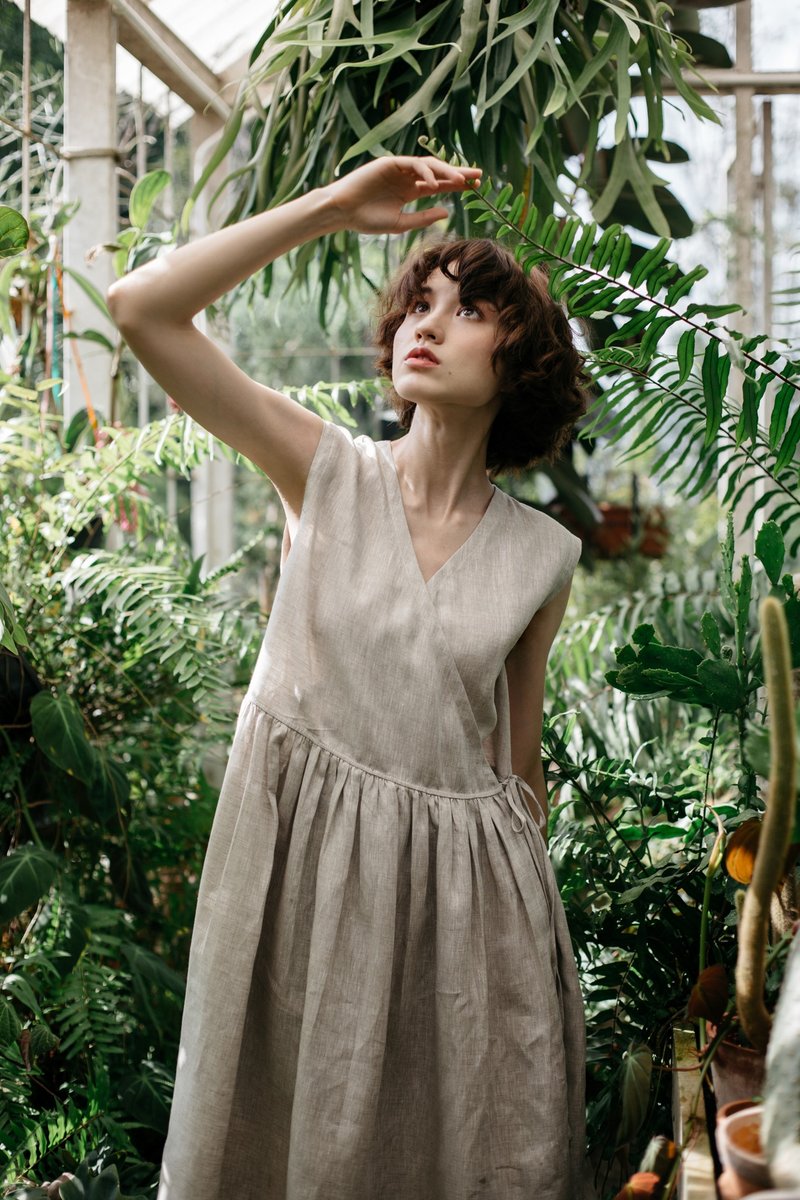 Sleeveless wrap dress in Natural - 洋装/连衣裙 - 棉．麻 卡其色