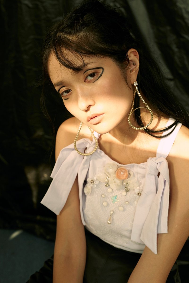 GELÉE 蕾丝绑带钉珠刺绣上衣 - 女装上衣 - 棉．麻 白色