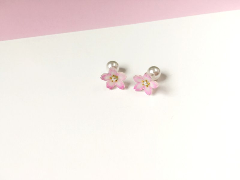 *Haku·Neko* [限定桜系列] 手绘粉红迷你小樱花后珍珠耳托耳环 - 耳环/耳夹 - 塑料 粉红色