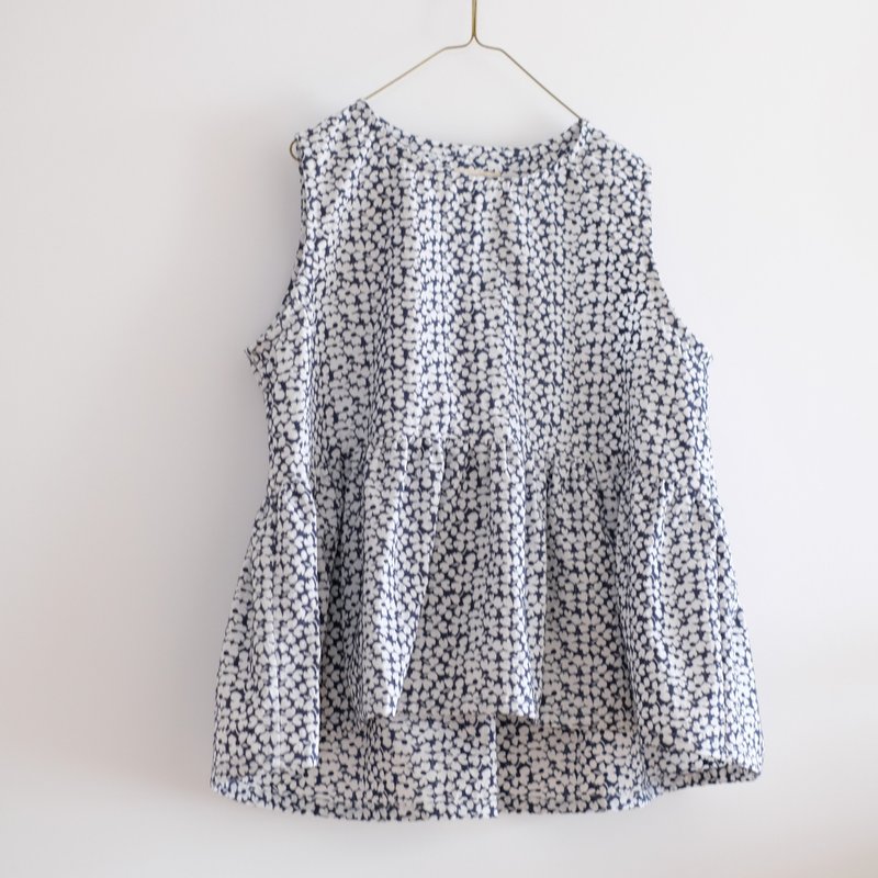 日常手作服 质感深蓝抓皱宽松背心 刺绣花花棉 - 女装背心 - 棉．麻 蓝色