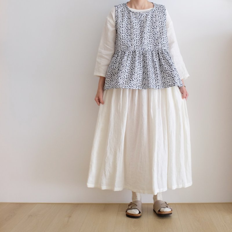 日常手作服 质感深蓝抓皱宽松背心 刺绣花花棉 - 女装背心 - 棉．麻 蓝色