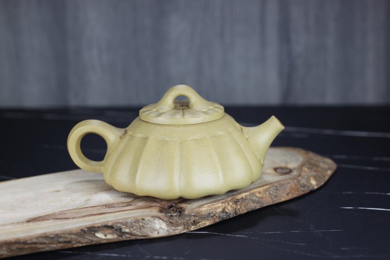 【送礼好物】筋纹石瓢 本山段泥 宜兴紫砂壶 160ml - 茶具/茶杯 - 陶 