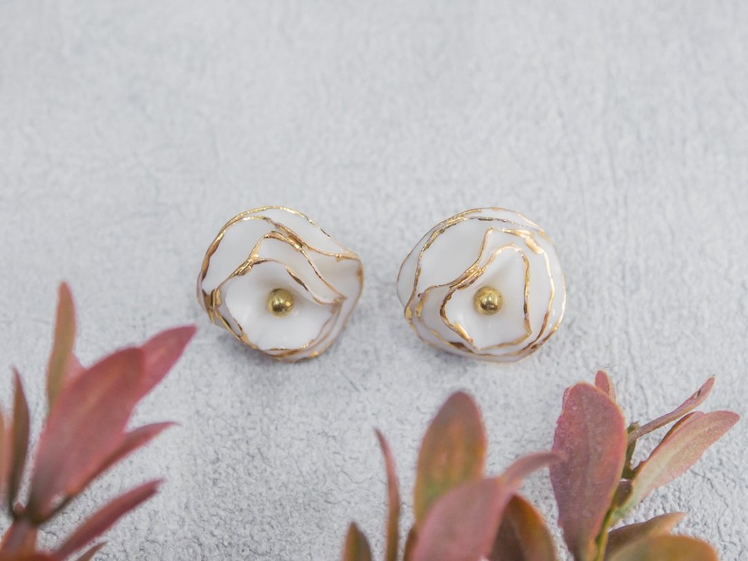 Golden Bloom ~ gold & white porcelain flower tension back earring. - 耳环/耳夹 - 陶 金色