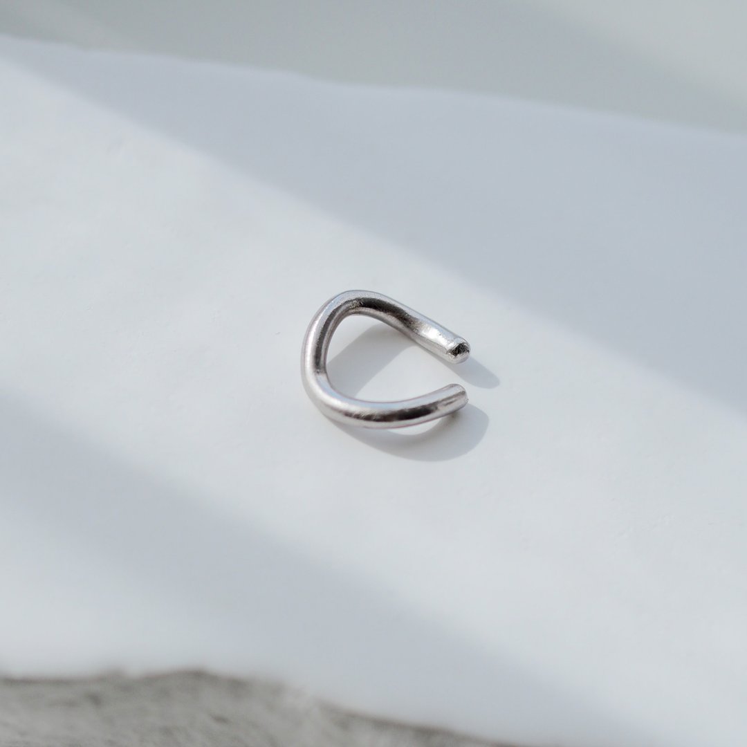 Wave Ear Cuff (Silver) - 耳环/耳夹 - 其他金属 银色