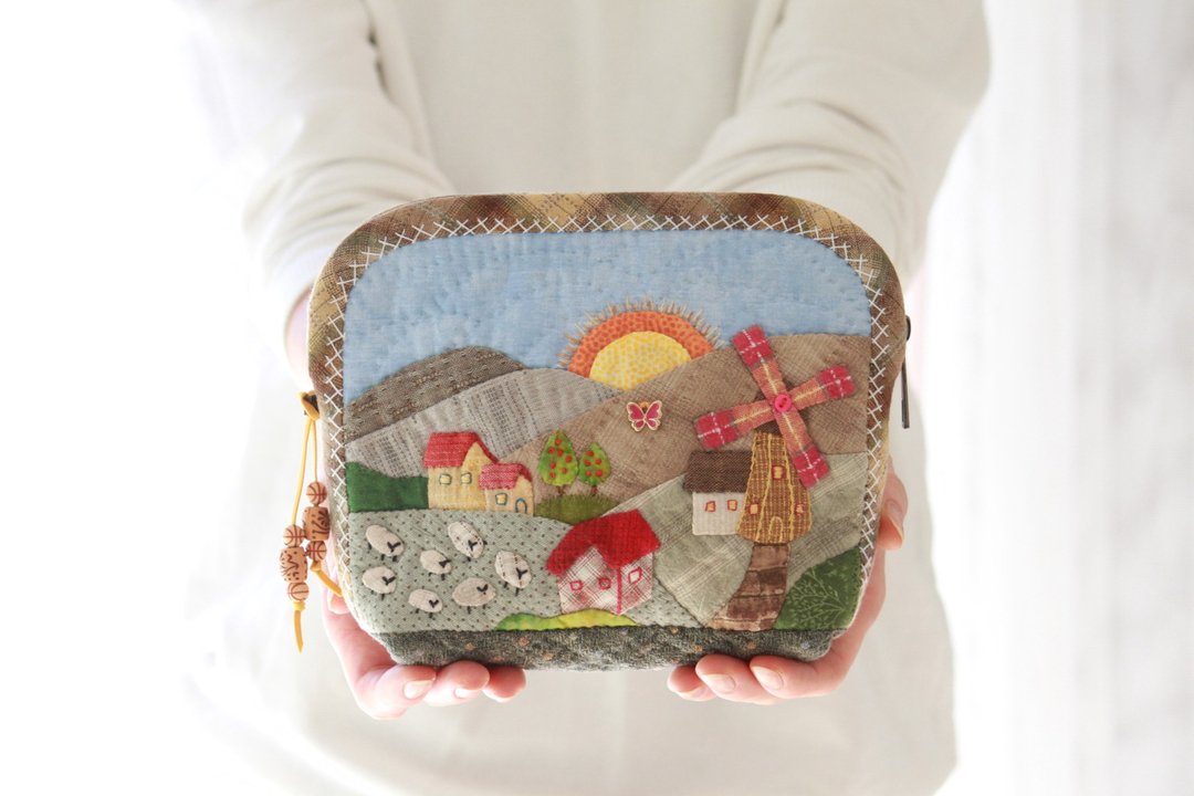 Quilted Cosmetic Bag Village House. Cute Linen Japanese Holder for Make Up - 化妆包/杂物包 - 其他材质 多色