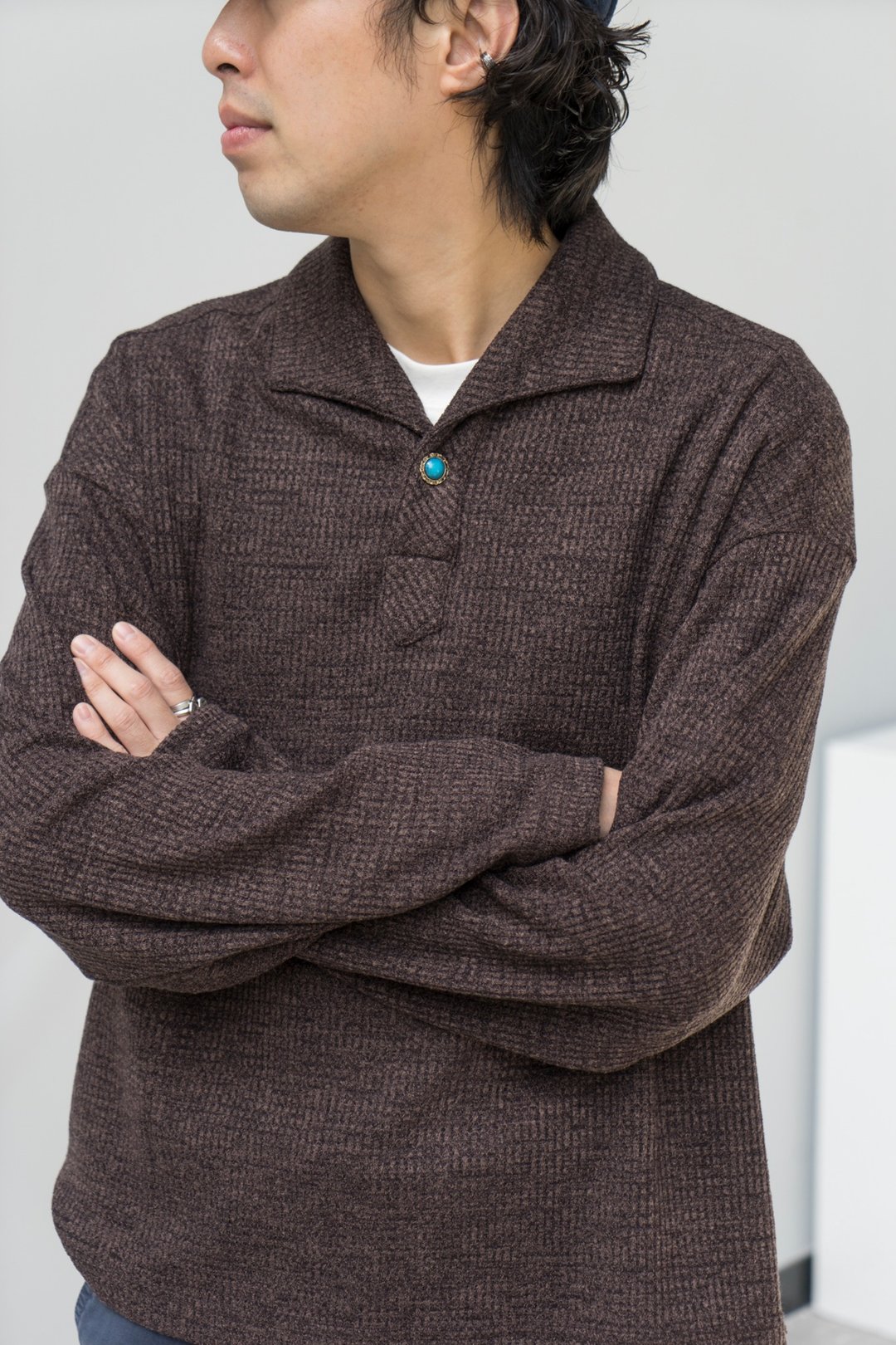 Knitwear 日系潮流復古翻領松石裝飾針織衫 休閒寬鬆短款毛衣男 - 男装衬衫 - 棉．麻 多色