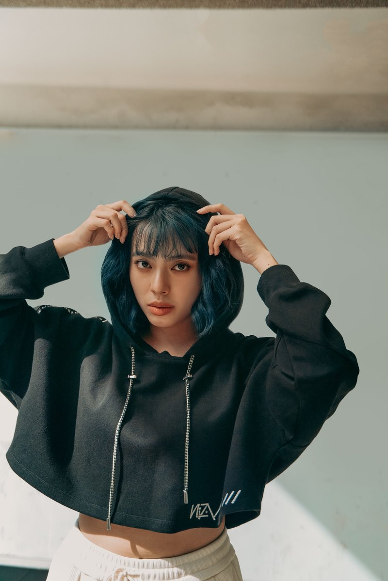 BRAVERY CROP HOODIE 立体剪裁短版帽T - 中性连帽卫衣/T 恤 - 棉．麻 黑色
