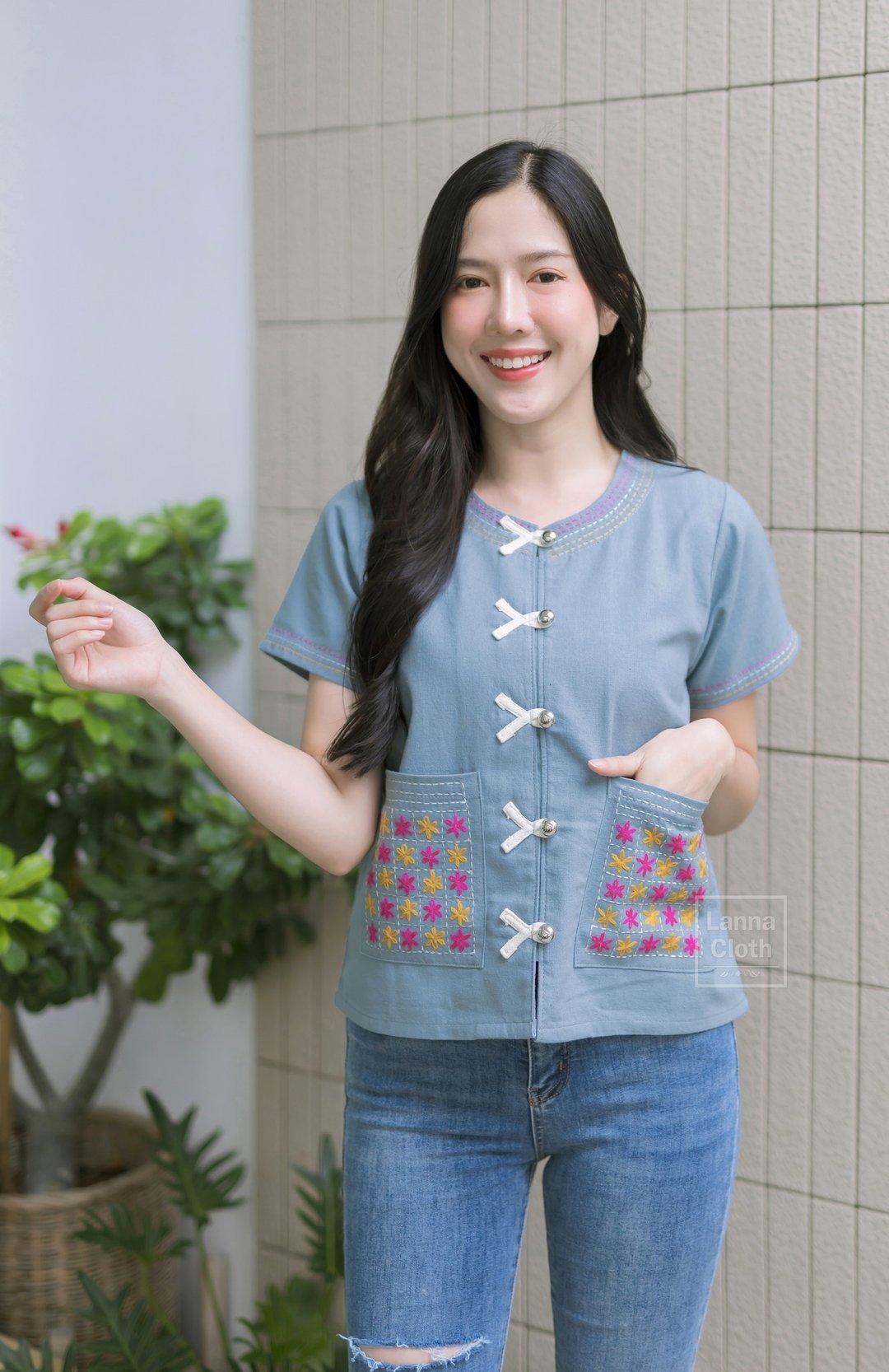圆领棉质衣服包上有蓝灰色的刺绣图案 美丽而出色。 - 女装上衣 - 棉 