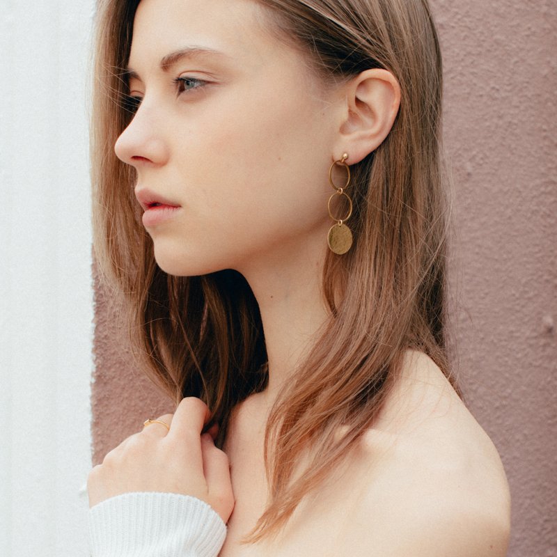 Karma圆环黄铜耳环 Brass Karma Statement Earring - 耳环/耳夹 - 其他金属 金色