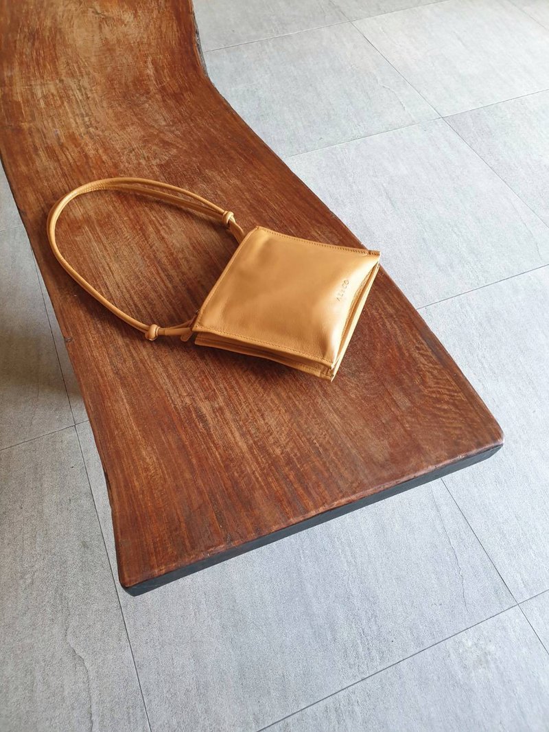 Harper Leather Zipper Bag in Caramel - 侧背包/斜挎包 - 真皮 咖啡色