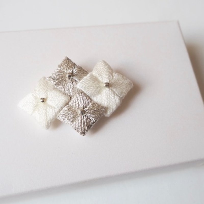 绣球花刺绣胸针银x 米白春夏 - 胸针 - 绣线 银色