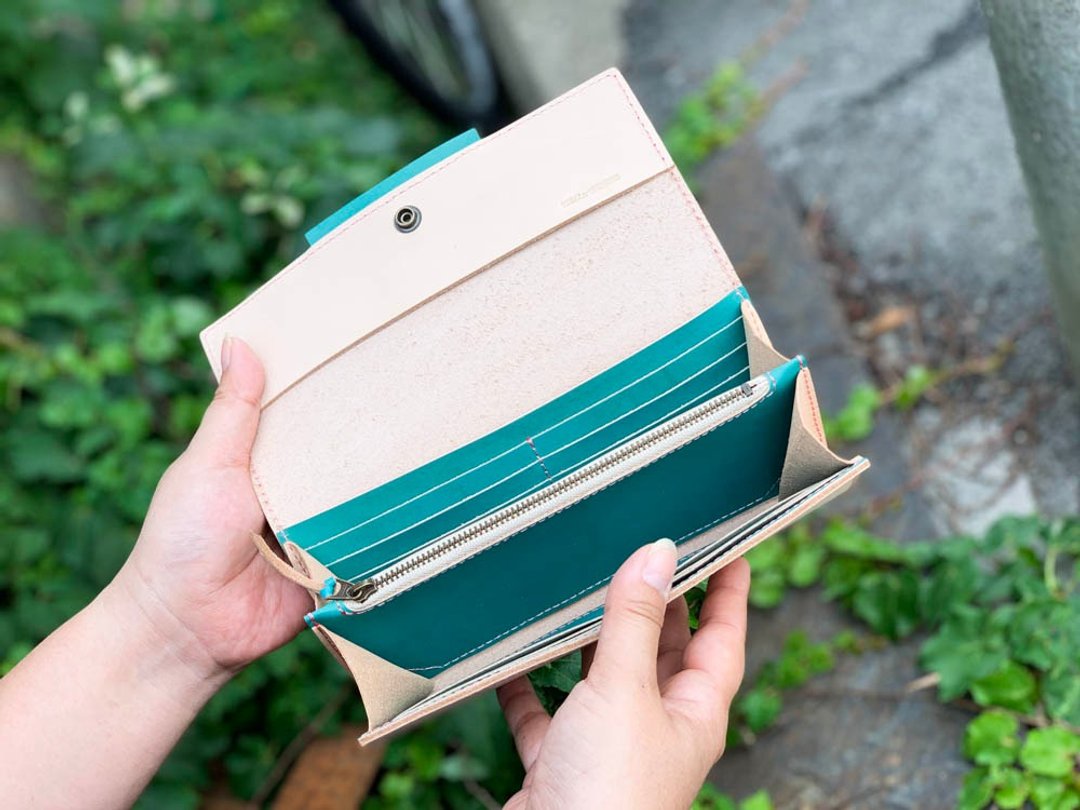 OVER A refreshing spring breeze over flap wallet for gifts OFW–WTT–TWT–P - 皮夹/钱包 - 真皮 卡其色