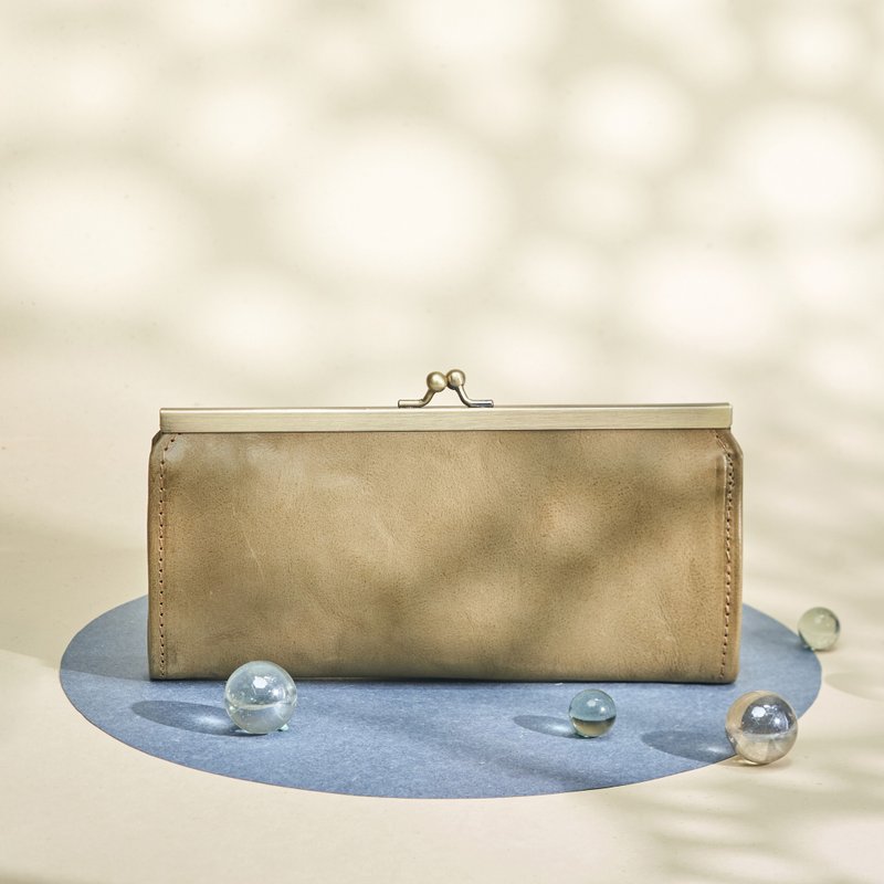 【定制化礼物】免费刻字/手作口金长夹/意大利全植鞣牛皮-麹尘 - 皮夹/钱包 - 真皮 卡其色