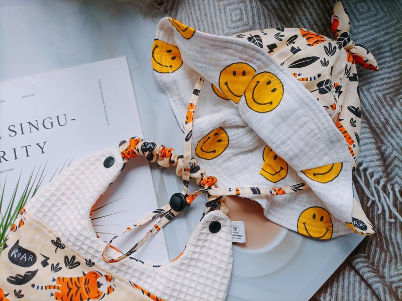 津Handmade 弥月礼盒两件组/围兜兜/宝宝遮阳帽 - 满月礼盒 - 棉．麻 