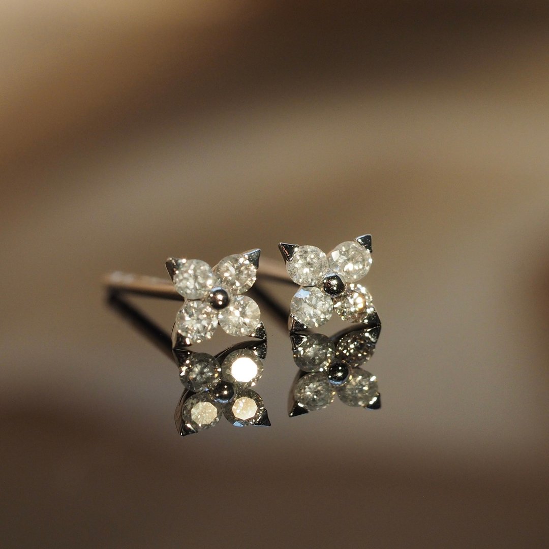 18K金钻石四叶草耳环 18K Gold The Diamond Clover Earrings - 耳环/耳夹 - 贵金属 