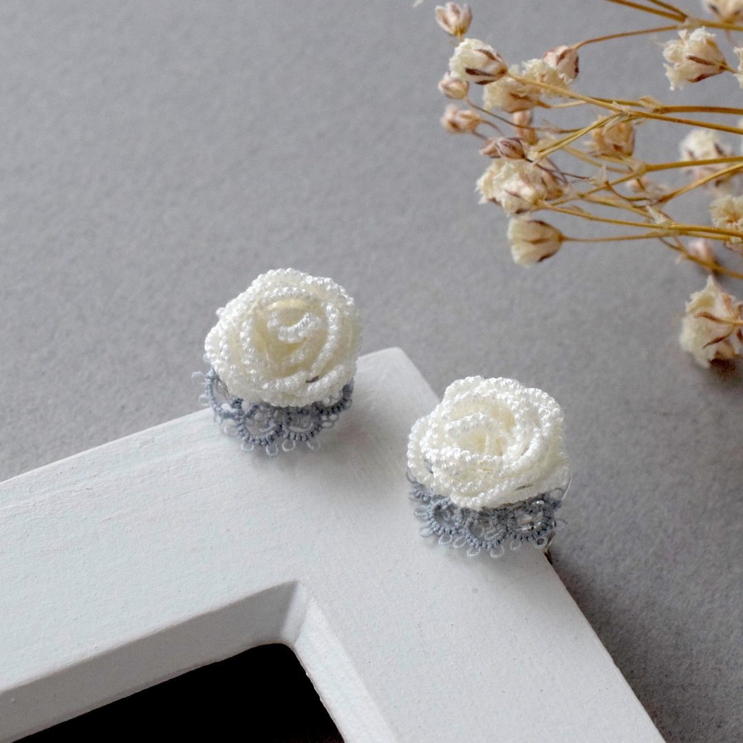 Petit Rose 2020 White Earrings - 耳环/耳夹 - 棉 白色