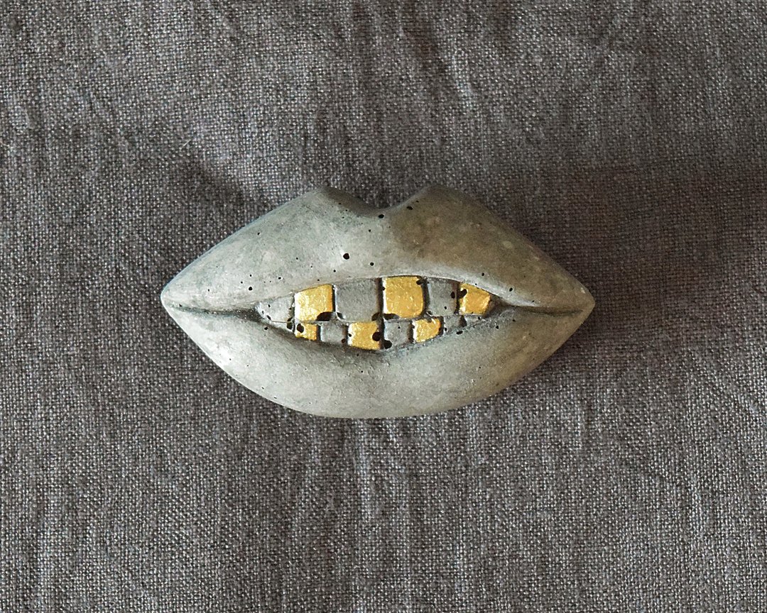 Concrete broach (Gold tooth) - 胸针 - 水泥 灰色