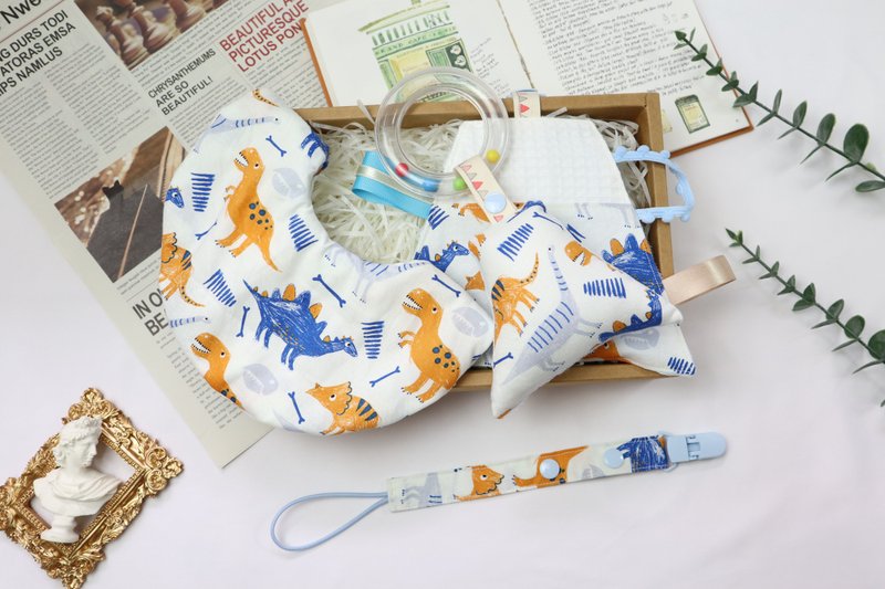 弥月礼盒│六层纱口水巾 安抚巾 奶嘴链 手摇铃:::恐龙 - 满月礼盒 - 棉．麻 白色