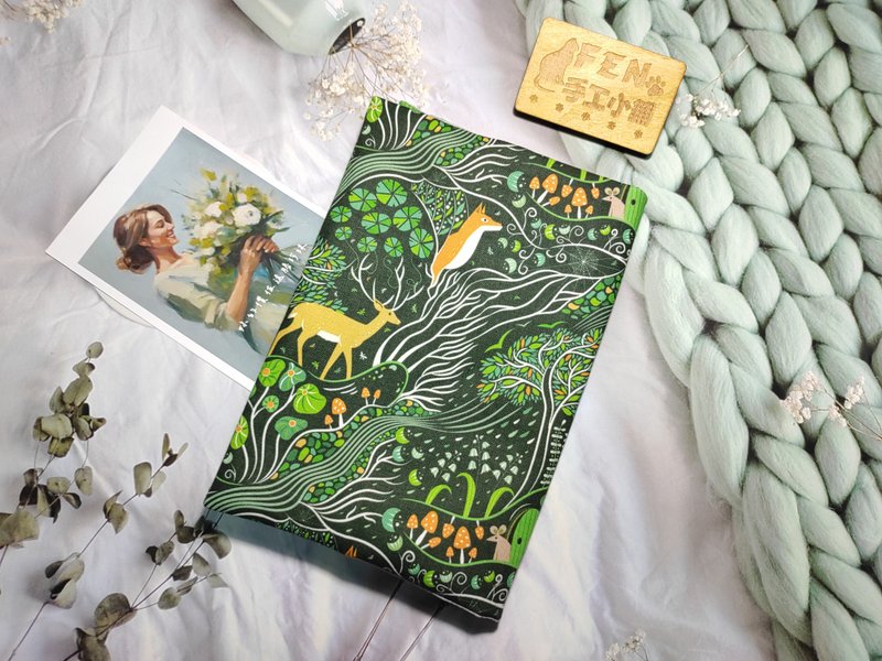 森林系列-薄棉布深绿森林狐狸与鹿布书套-手册套-布书衣A5/25K - 书衣/书套 - 棉．麻 