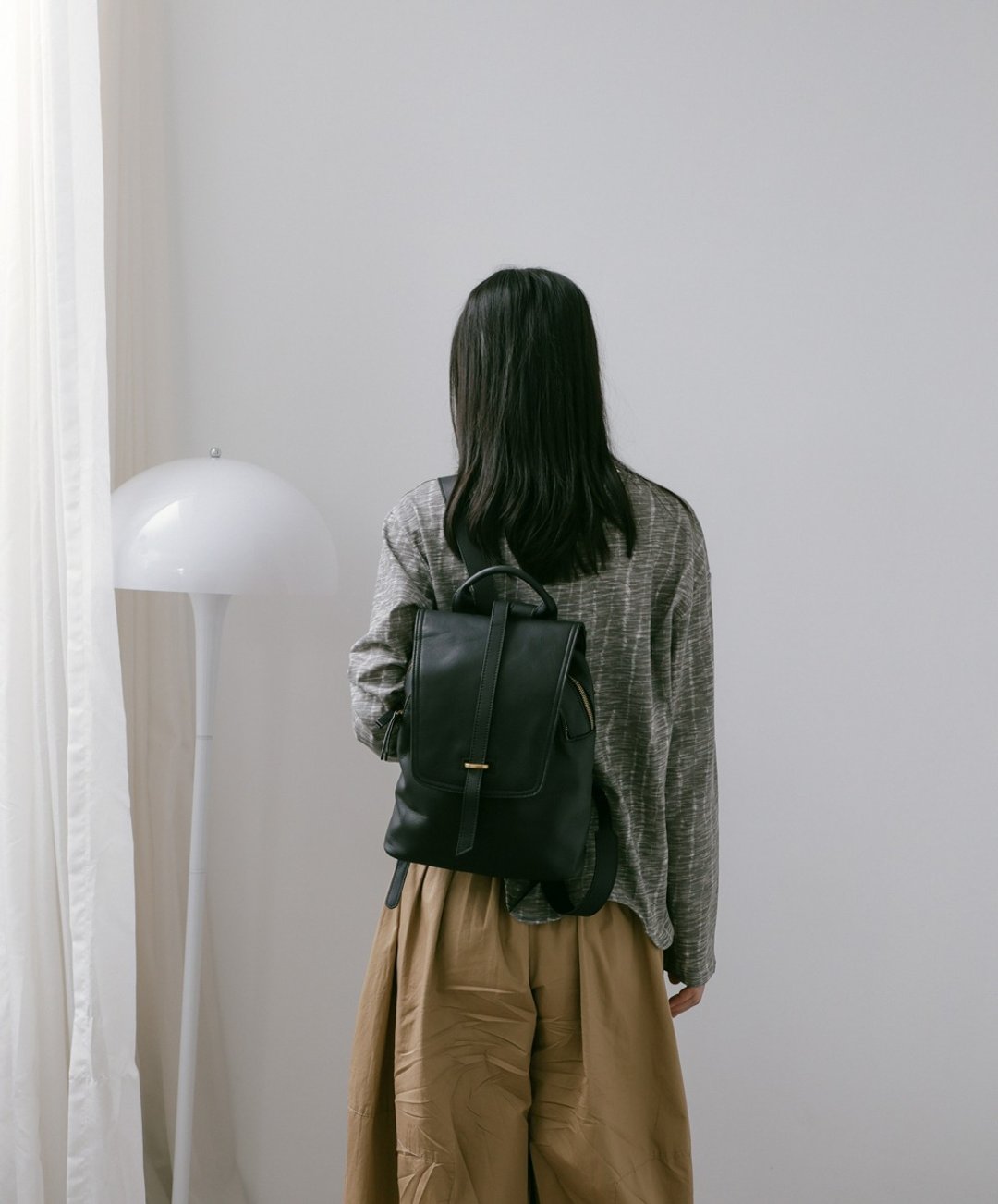 Supportingrole简约百搭线条多隔层多口袋真皮后背包 黑 - 后背包/双肩包 - 真皮 黑色