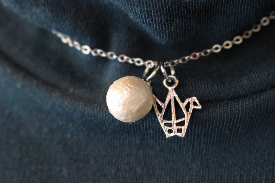 Washi Pearl &amp; Orizuru charm necklace - 项链 - 纸 白色