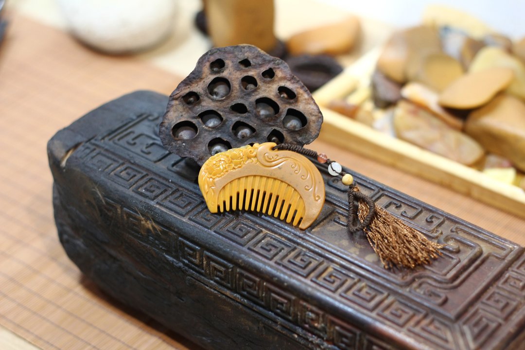 一梳情定终身| 天然黄蜡石 手工雕刻  玉雕玉石梳子 手玩件 - 项链 - 玉石 橘色