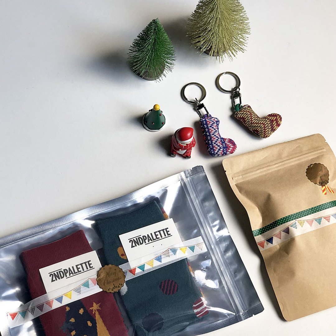 聖誕禮物 / 聖誕包裝 /  Christmas gift wapping / gift / present / anniversary / 礼物 - 包装材料 - 纸 金色
