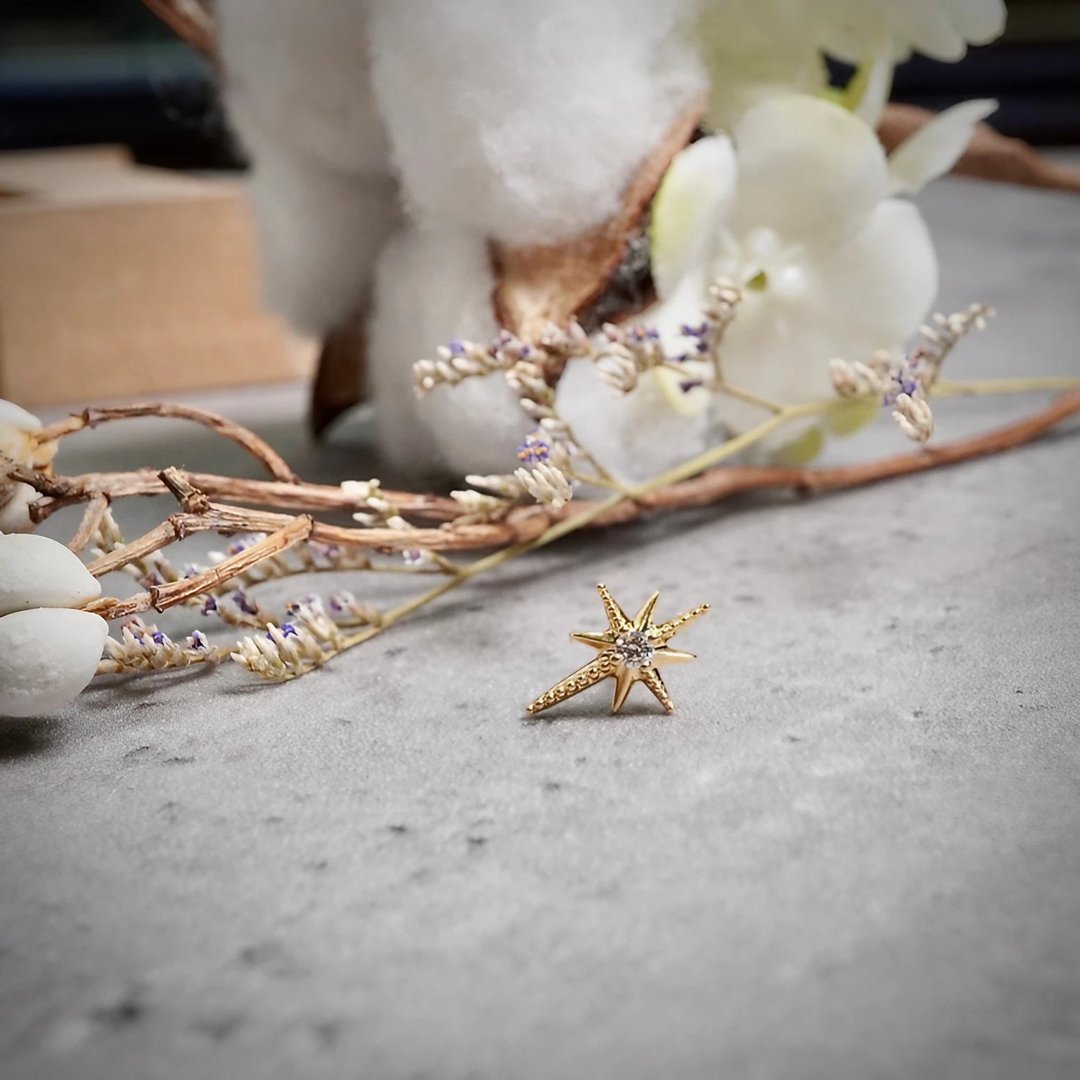 18K 八芒星钻石耳针 - 耳环/耳夹 - 贵金属 金色