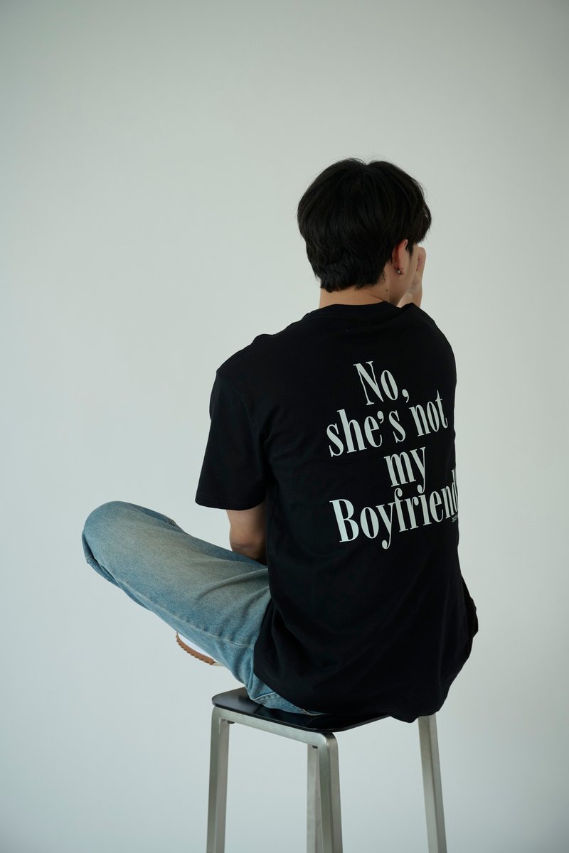 上衣 HAY : No, she's not my Boyfriend! T-Shirt - Black / White (unisex) - 女装 T 恤 - 棉．麻 