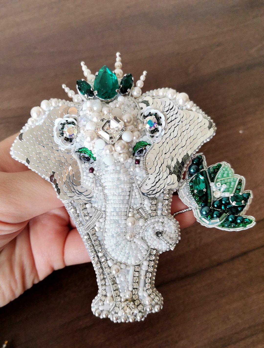 White elephant jewelry brooch beaded, elephant brooch, elephant gifts - 胸针 - 玻璃 白色