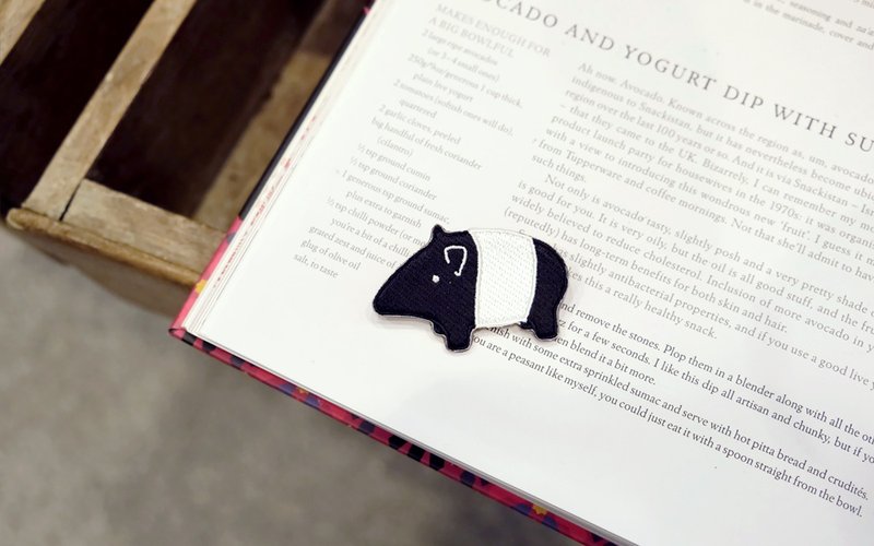 乐洋・Leyan- Forest Party刺绣别针/黑白马来貘 - 徽章/别针 - 绣线 黑色