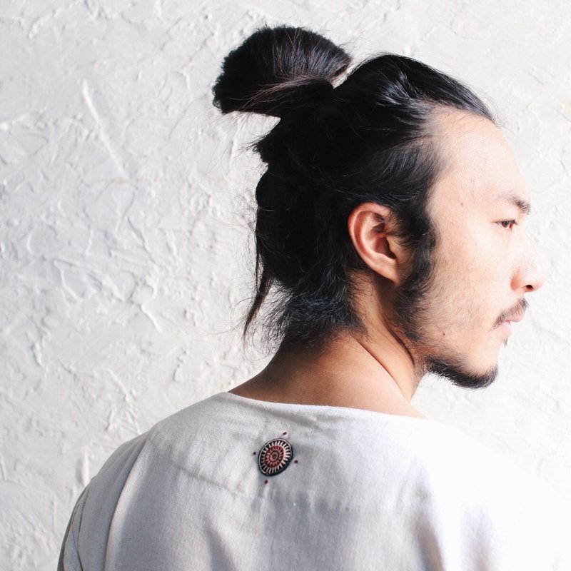 OMAKE 后领Remake刺绣小V领短上衣 - 男装上衣/T 恤 - 棉．麻 白色