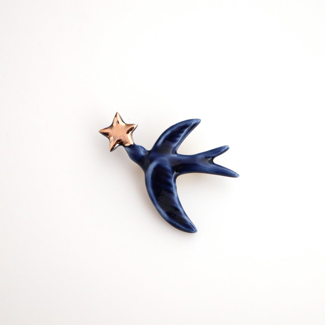 Limited Special Swallow brooch - 胸针 - 瓷 金色