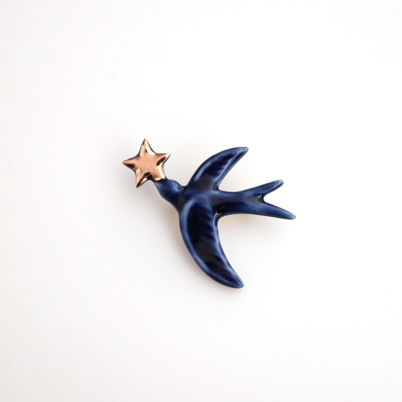 Limited Special Swallow brooch - 胸针 - 瓷 金色