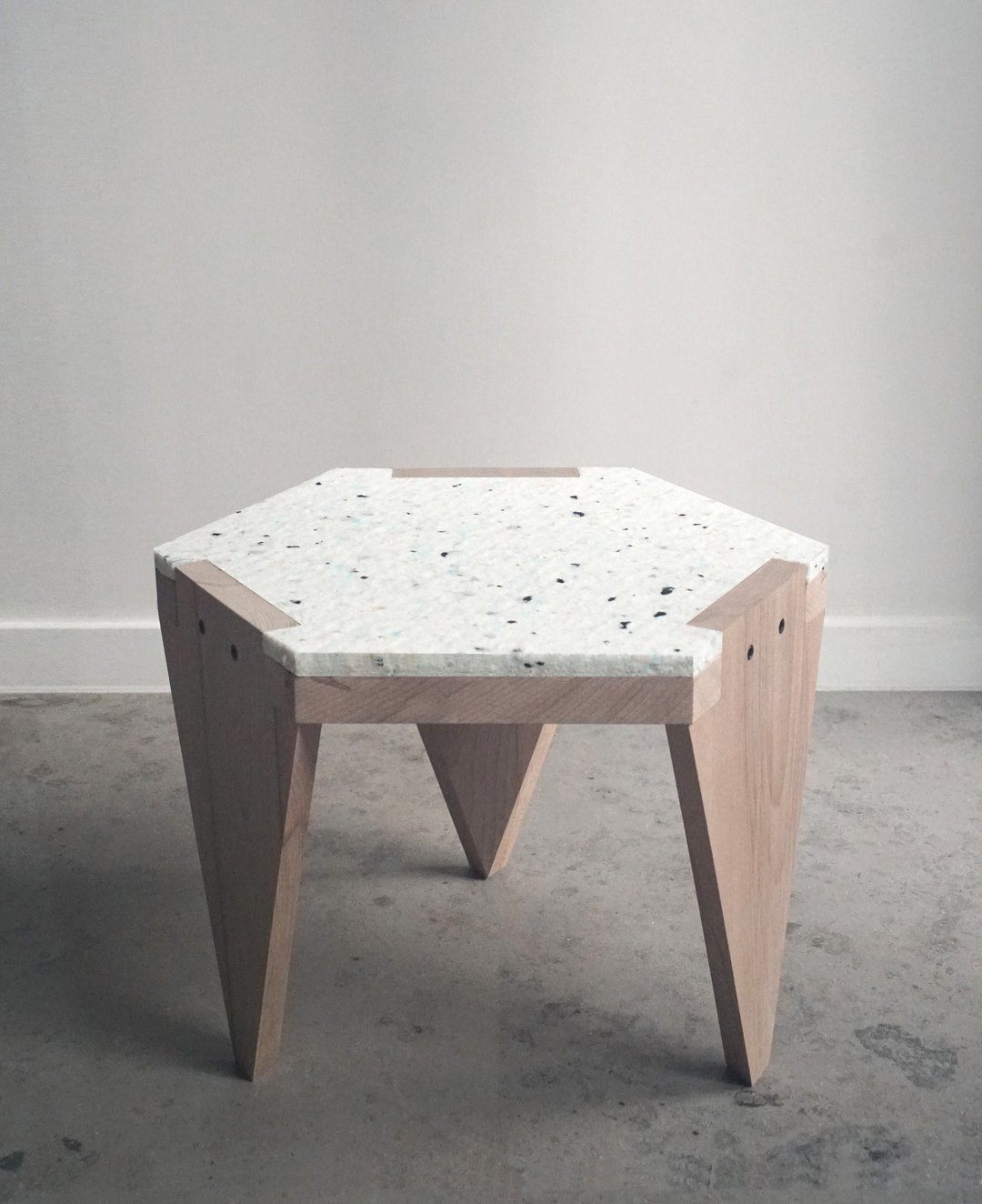 Hexa Wood low stool - 椅子/沙发 - 木头 卡其色
