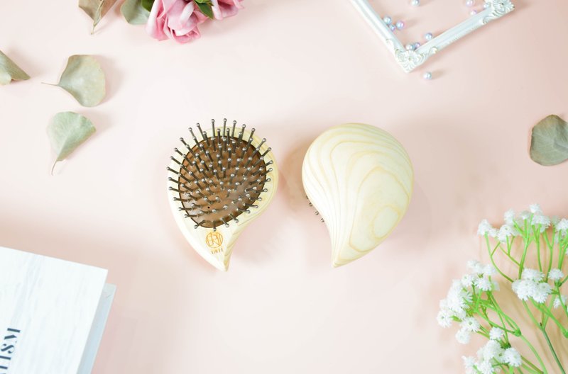悠钛良品 纯钛手工水滴按摩梳 桧木款 台湾制造 - 彩妆刷具/镜子/梳子 - 其他金属 