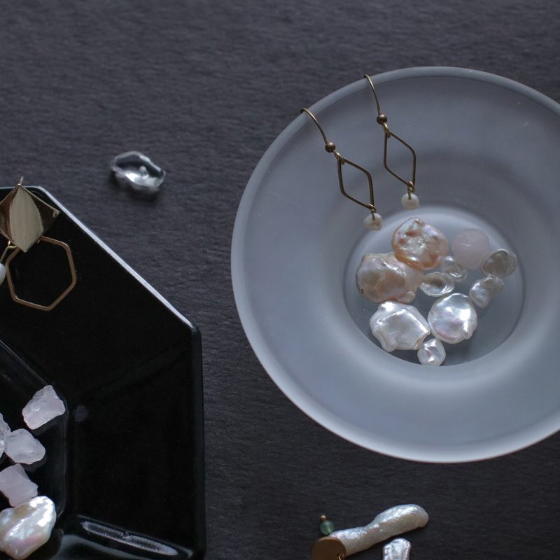 淡水珍珠几何耳环-晨雾/耳针/夹式/可定制 - 耳环/耳夹 - 珍珠 白色