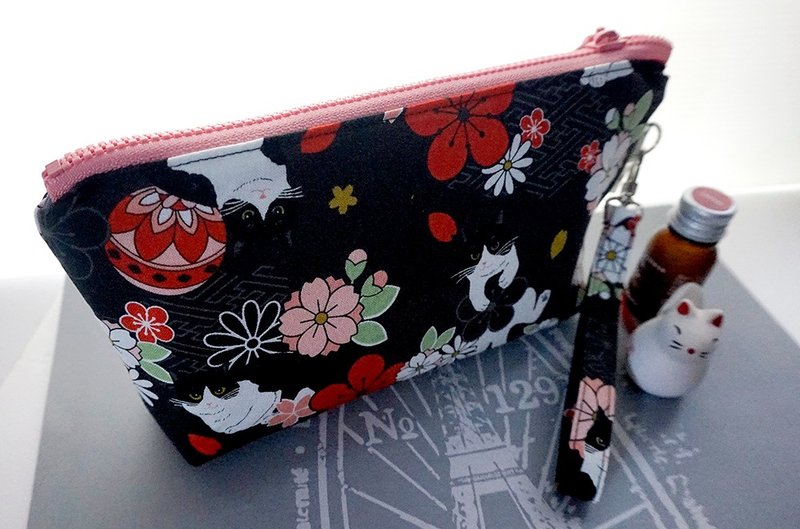 黑色樱花猫咪化妆包收纳包随身包 - 化妆包/杂物包 - 棉．麻 黑色