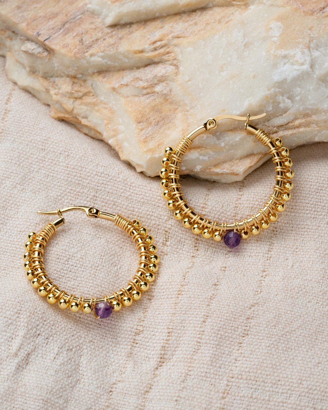 Large Zuri Earrings in Amethyst (18K Gold Plated Amethyst Hoops) - 耳环/耳夹 - 不锈钢 金色