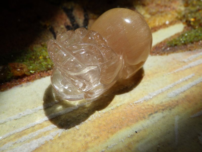 渐变粉橙鹅黄闪丝兔毛貔貅雕刻件 - 吊饰 - 水晶 橘色