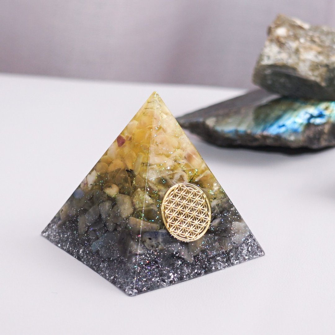 【黄莹石、拉长石】奥根水晶能量金字塔Orgonite 6x6 cm - 摆饰 - 水晶 多色