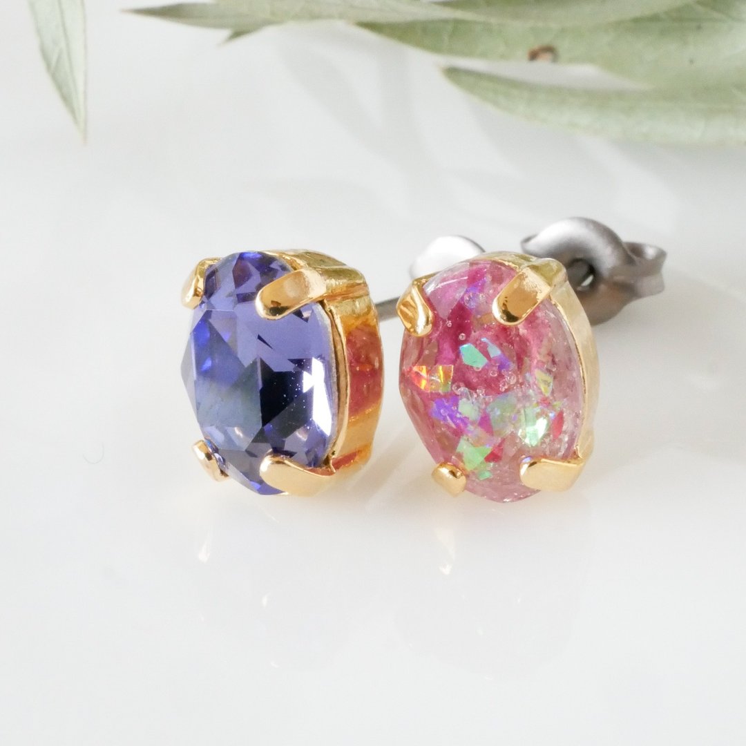 Small Crystal and Flower Earrings/Asymmetric/P-440/Tanzanite and Zinnia - 耳环/耳夹 - 树脂 紫色
