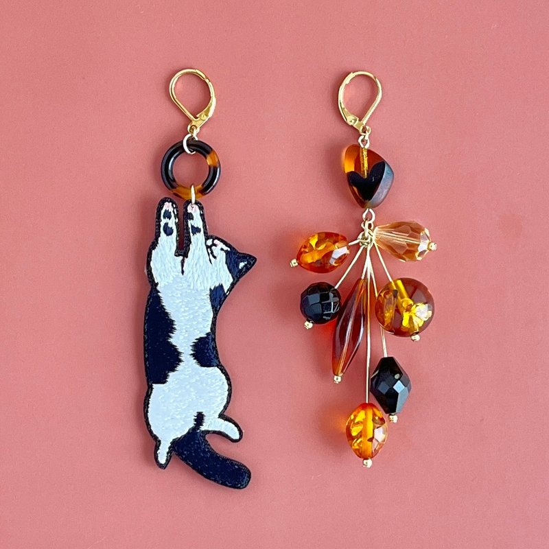 戴着耳环的猫咪仰睡觉 - 耳环/耳夹 - 绣线 咖啡色