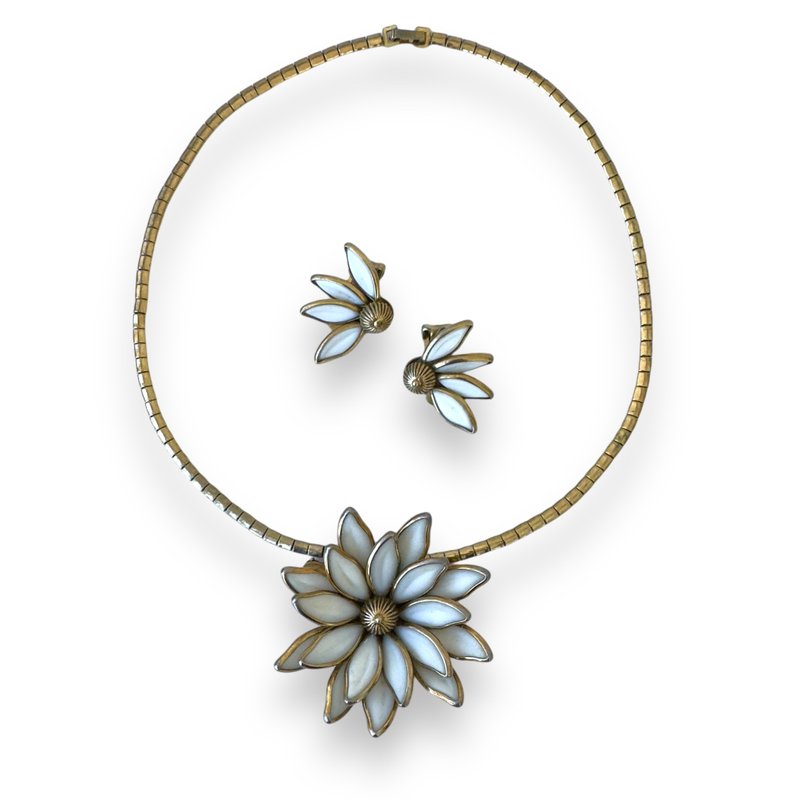 古董 Crown Trifari 复古美国牛奶玻璃项链/胸针及夹式耳环 - 项链 - 其他材质 白色