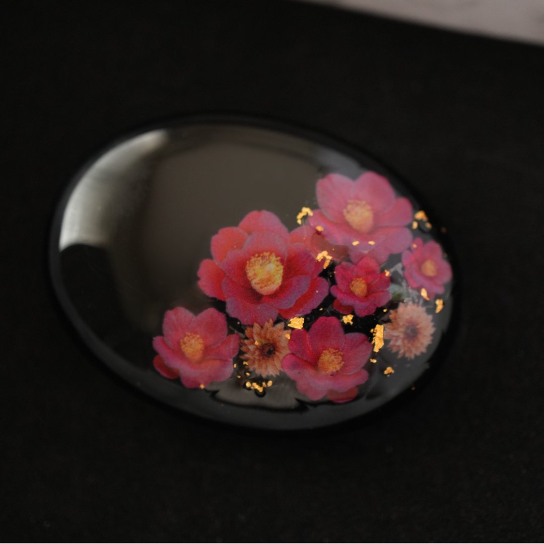 腰带装饰扣 天然石黑玛瑙与椿花、金箔的腰带装饰扣 马尾夹 胸针 腰带装饰扣 - 胸针 - 宝石 黑色