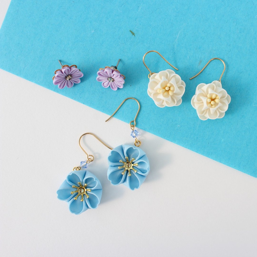 Goody Bag - kanzashi japanese flower earrings blueish - 耳环/耳夹 - 丝．绢 蓝色