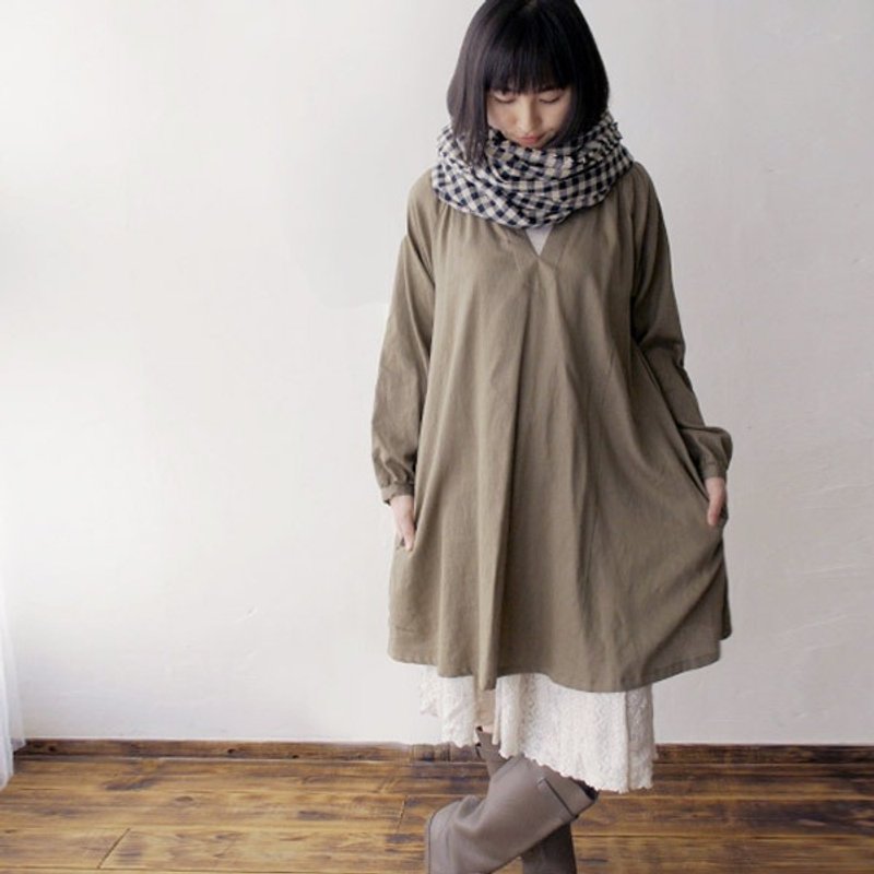 SALE 25% OFF【armoire*】棉质宽宽 V 领长袖洋装 - 洋装/连衣裙 - 棉．麻 卡其色