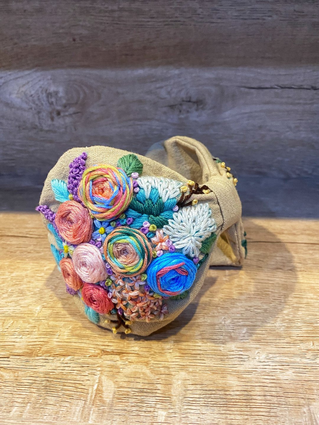 Flower embroidered headband, a whole piece of handmade work. - 发带/发箍 - 绣线 