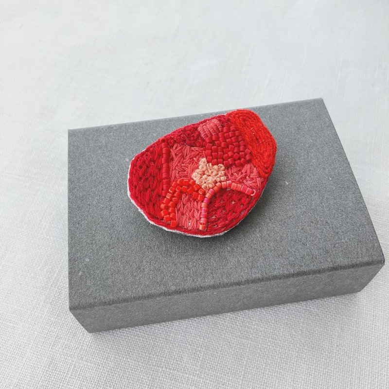 胸针/手绣/2024红002/ 盒装 独一无二/ - 胸针 - 棉．麻 红色