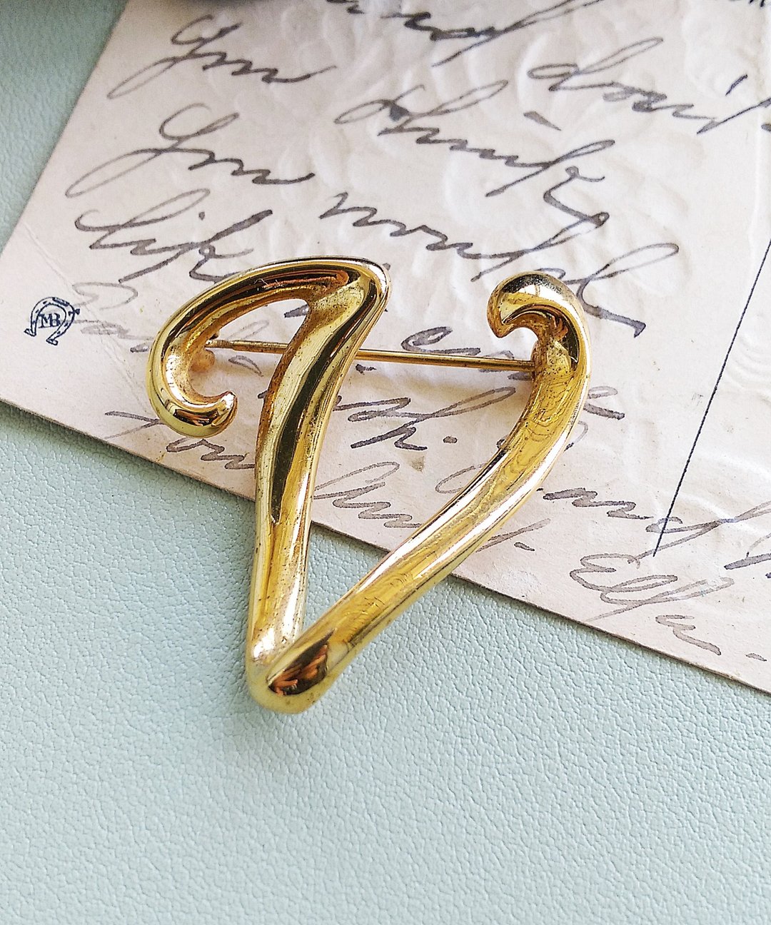 Vintage Jewelry 西洋古董饰品 字母 V 金色调 别针 - 徽章/别针 - 其他金属 金色